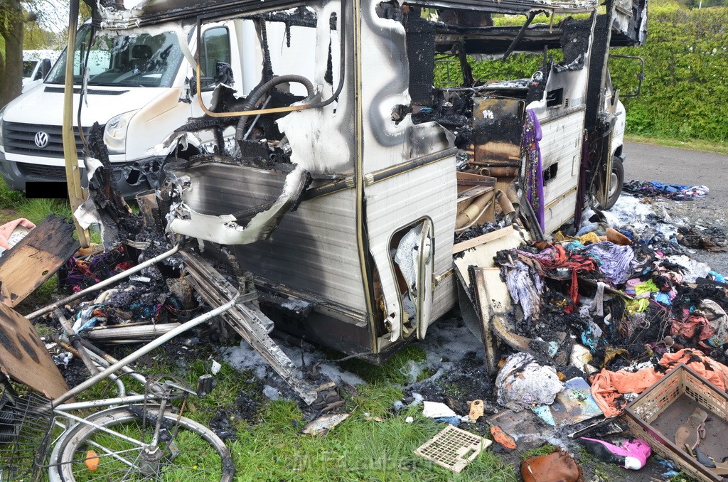 Wohnmobil ausgebrannt Koeln Porz Linder Mauspfad P147.JPG - Miklos Laubert